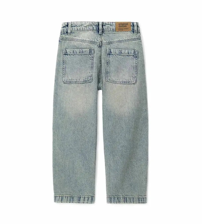 Η πίσω όψη του balloon τζιν παντελονιού που αναδεικνύει την άνετη και σύγχρονη γραμμή του.