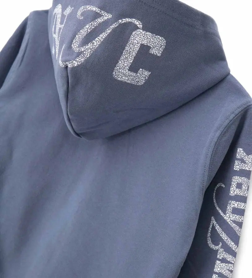 Λεπτομέρεια από την κουκούλα και το φερμουάρ της βαμβακερής αγορίστικης φόρμας.