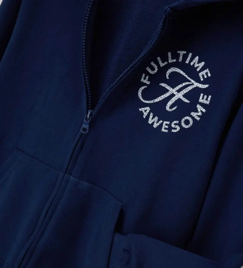 Λεπτομέρεια από την κουκούλα και το φερμουάρ της βαμβακερής αγορίστικης φόρμας.