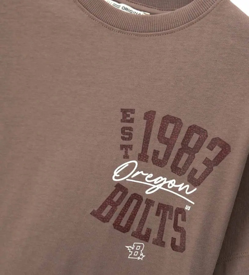 Λεπτομέρεια από το τύπωμα στην πίσω πλευρά του βαμβακερού αγορίστικου T-shirt.