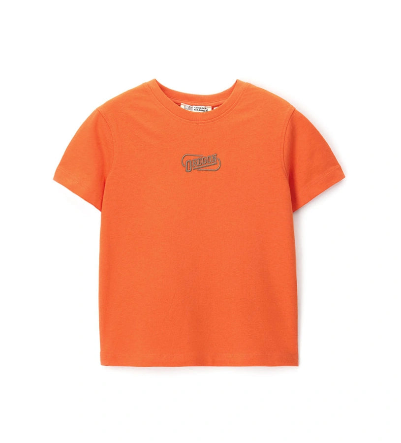 Παιδικό κοντομάνικο T-shirt για αγόρι από 100% βαμβάκι με ανάγλυφο κέντημα στο στήθος.