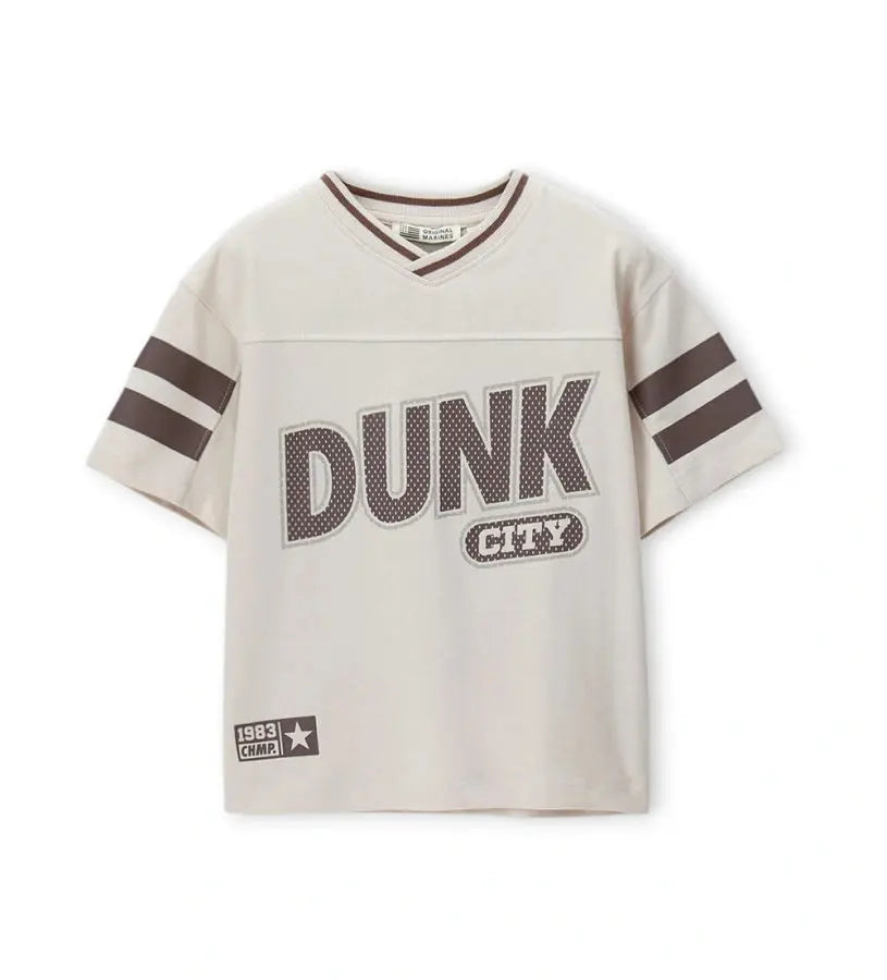 Παιδικό T-shirt για αγόρι με ριμπ γιακά και μοντέρνα τυπώματα.