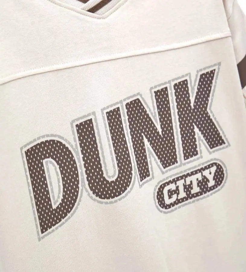 Λεπτομέρεια από τον ριμπ γιακά και το τύπωμα στο μπροστινό μέρος της μπλούζας.