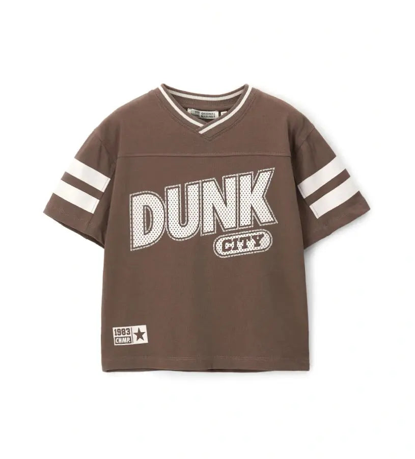 Παιδικό T-shirt για αγόρι με ριμπ γιακά και μοντέρνα τυπώματα.