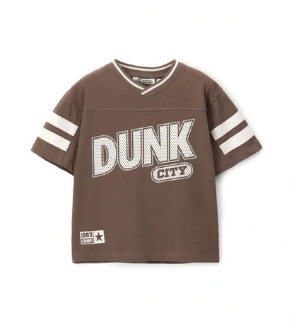 Παιδικό T-shirt για αγόρι με ριμπ γιακά και μοντέρνα τυπώματα.