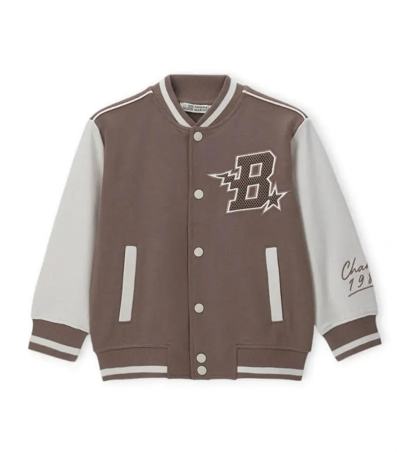 Παιδικό μπουφάν φούτερ για αγόρι σε στυλ κολεγίου με καφέ και λευκές λεπτομέρειες.