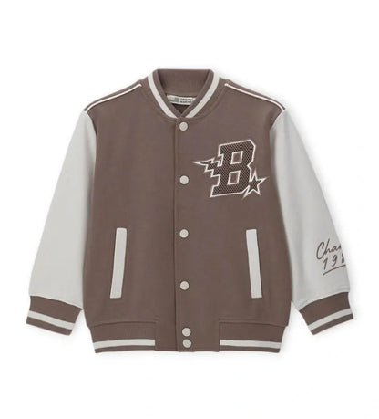 Παιδικό μπουφάν φούτερ για αγόρι σε στυλ κολεγίου με καφέ και λευκές λεπτομέρειες.