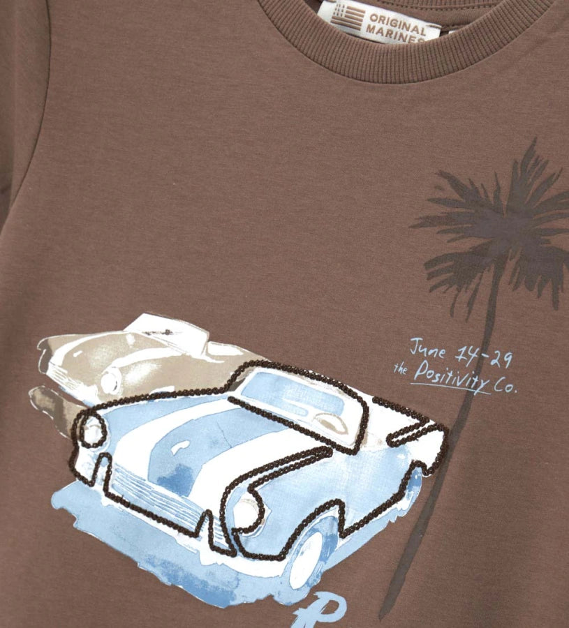 Παιδικό T-shirt για αγόρι σε μπεζ/καφέ απόχρωση με διακριτικό κέντημα στο στήθος.