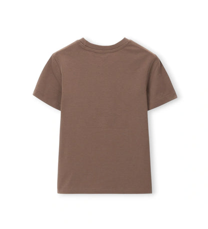 Παιδικό T-shirt για αγόρι σε μπεζ/καφέ απόχρωση με διακριτικό κέντημα στο στήθος.