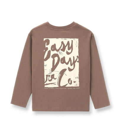 Η πίσω όψη του μακρυμάνικου oversized T-shirt Original Marines σε καφέ χρώμα.