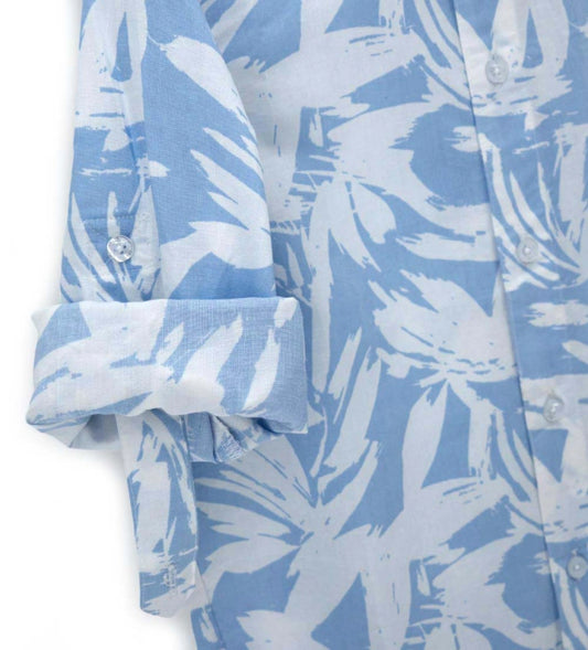 Κοντινή λήψη στη μανσέτα του πουκαμίσου που δείχνει το γυρισμένο μανίκι και την ποιότητα της ποπλίνας.