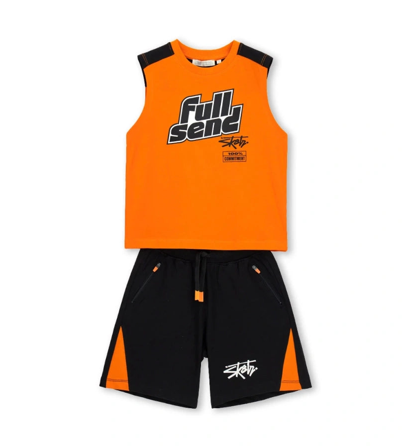 Μπροστινή όψη του αγορίστικου σετ Original Marines με λευκή αμάνικη μπλούζα Full Send και μαύρη βερμούδα φούτερ για παιδιά 5 έως 14 ετών.
