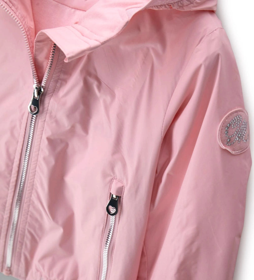 Λεπτομέρεια από το λογότυπο με στρας στο μανίκι του κοριτσίστικου αντιανεμικού.