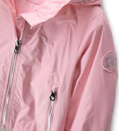 Λεπτομέρεια από το λογότυπο με στρας στο μανίκι του κοριτσίστικου αντιανεμικού.