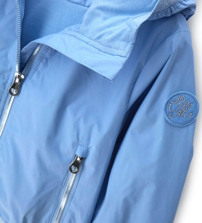 Λεπτομέρεια από το λογότυπο με στρας στο μανίκι του κοριτσίστικου αντιανεμικού.