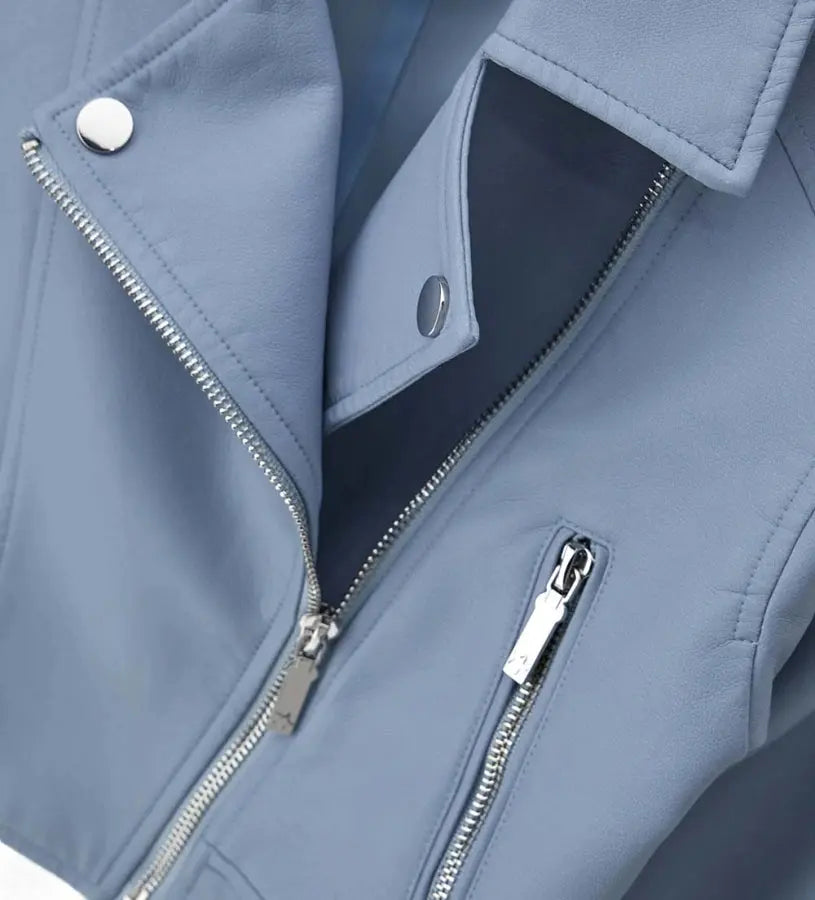 Λεπτομέρεια από τον γιακά πέτο και την τσέπη με φερμουάρ στο κοριτσίστικο biker τζάκετ.