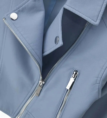 Λεπτομέρεια από τον γιακά πέτο και την τσέπη με φερμουάρ στο κοριτσίστικο biker τζάκετ.