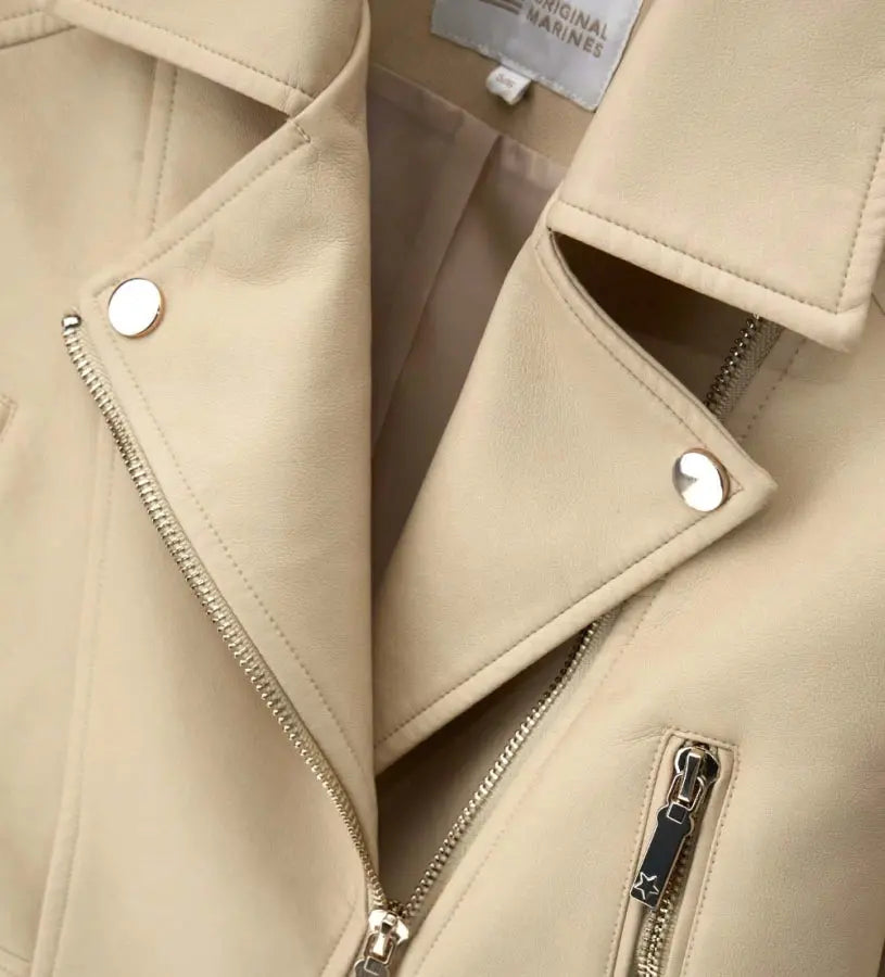 Λεπτομέρεια από τον γιακά πέτο και την τσέπη με φερμουάρ στο κοριτσίστικο biker τζάκετ.