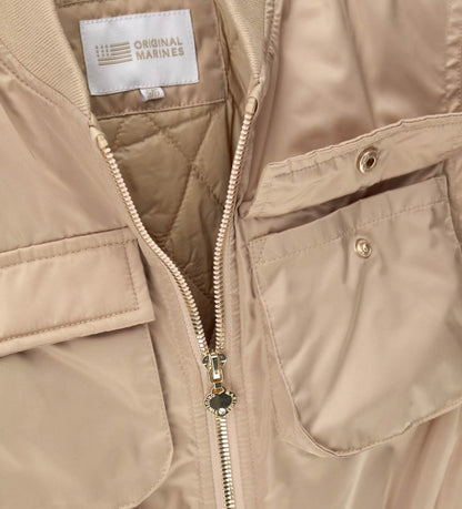 Λεπτομέρεια από το μεταλλικό φερμουάρ και την υφή του νάιλον υφάσματος στο κοριτσίστικο bomber.