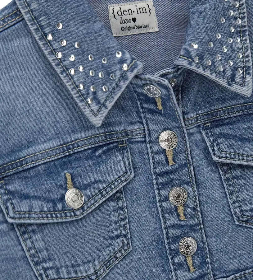 Κοντινό πλάνο στον γιακά του παιδικού denim jacket Original Marines με τις διακοσμητικές πέτρες.