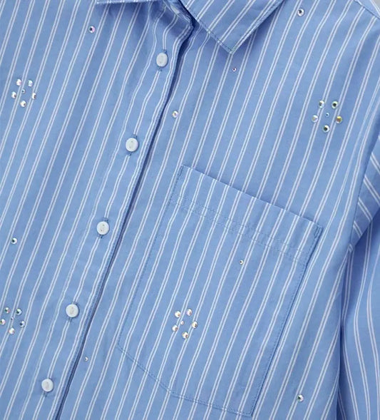 Κοντινό πλάνο στα floral κεντήματα και τις πέτρες στρας του πουκάμισου Original Marines.