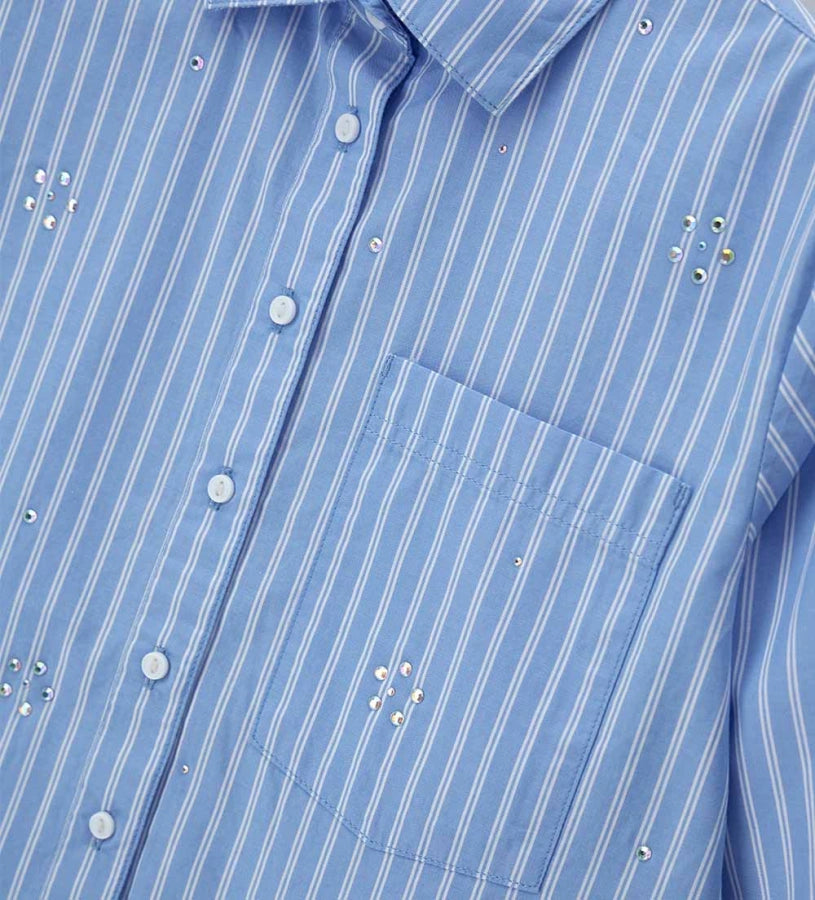 Κοντινό πλάνο στα floral κεντήματα και τις πέτρες στρας του πουκάμισου Original Marines.