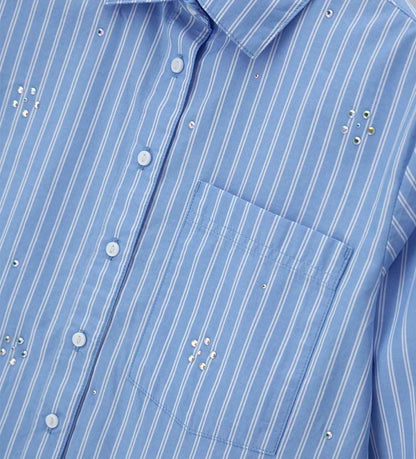 Κοντινό πλάνο στα floral κεντήματα και τις πέτρες στρας του πουκάμισου Original Marines.