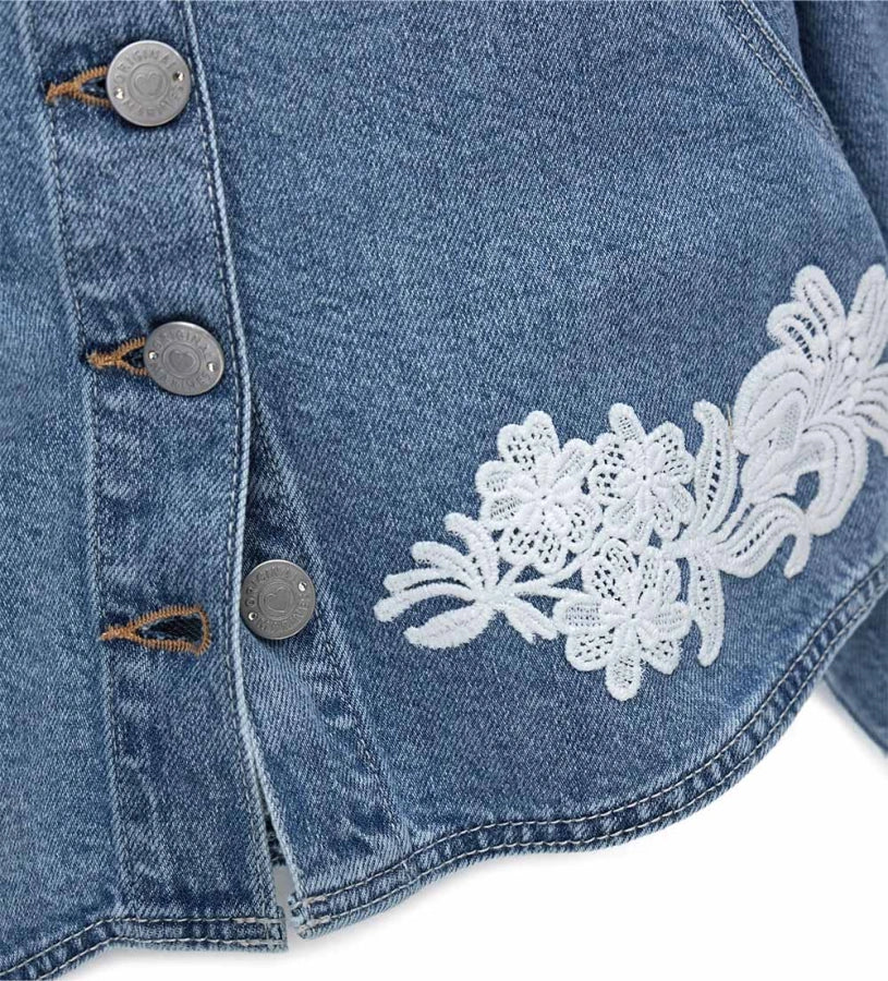 Κοντινό πλάνο στα διακοσμητικά appliqués και την ποιότητα του denim στο πουκάμισο Original Marines.