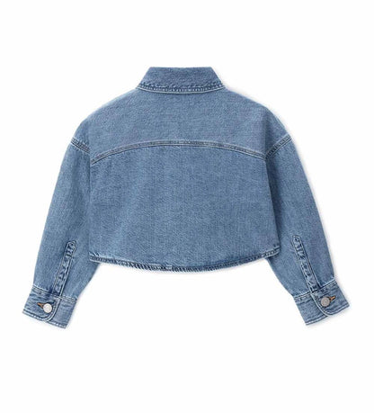 Παιδικό τζιν πουκάμισο φορεμένο ως ελαφρύ τζάκετ πάνω από μπλούζα.