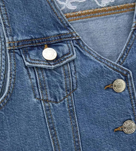 Κοντινό πλάνο στις λεπτομέρειες του denim και τα κουμπιά του γιλέκου Original Marines.