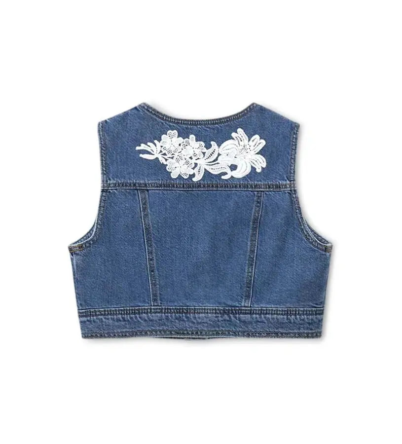 Παιδικό αμάνικο τζιν μπουφάν Original Marines φορεμένο ανοιχτό πάνω από μπλούζα.