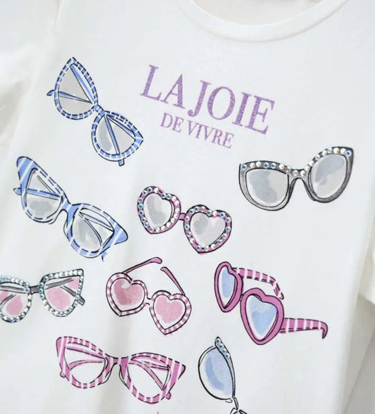 Κοντομάνικη Λευκή μπλούζα Original Marines για κορίτσια με πολύχρωμα γυαλιά ηλίου print και «La Joie de Vivre» κείμενο