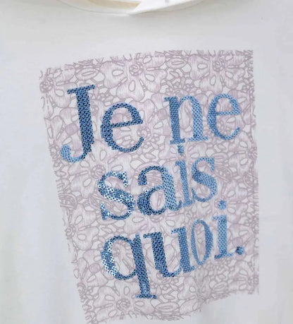 Κοντινό πλάνο στις glitter λεπτομέρειες της στάμπας και την ύφανση του φούτερ Original Marines.