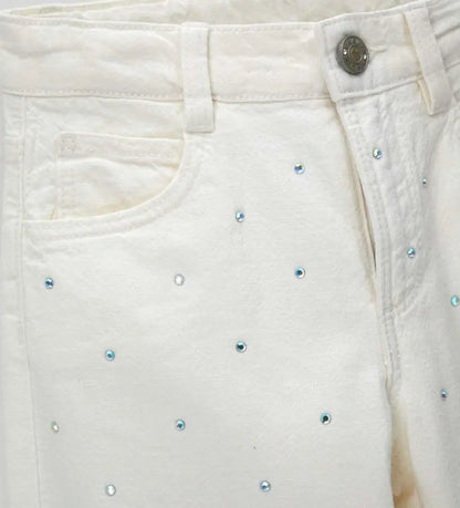 Κοντινό πλάνο στα στρας και την υφή του garment-dyed υφάσματος στο παντελόνι Original Marines.