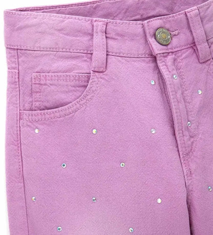 Κοντινό πλάνο στα στρας και την υφή του garment-dyed υφάσματος στο παντελόνι Original Marines.