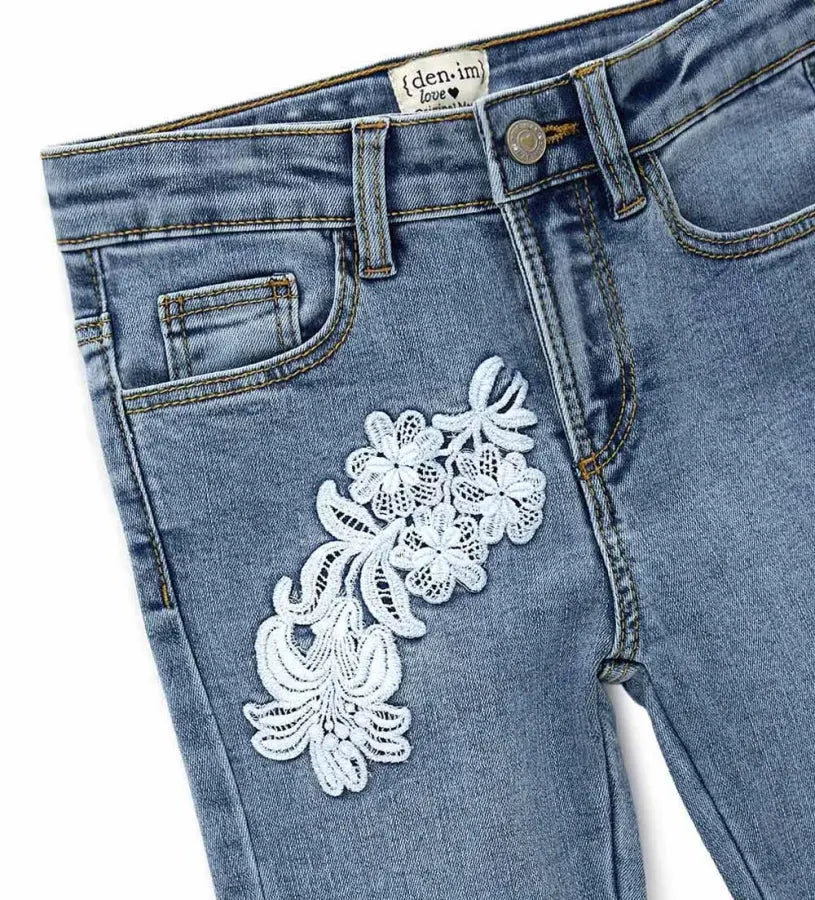 Η flare γραμμή (καμπάνα) του παιδικού τζιν Original Marines με έμφαση στο τελείωμα.