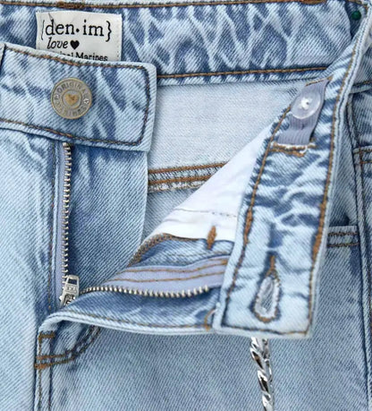 Κοντινό πλάνο στο αποσπώμενο charm και το ρυθμιζόμενο λάστιχο της μέσης του παιδικού τζιν.