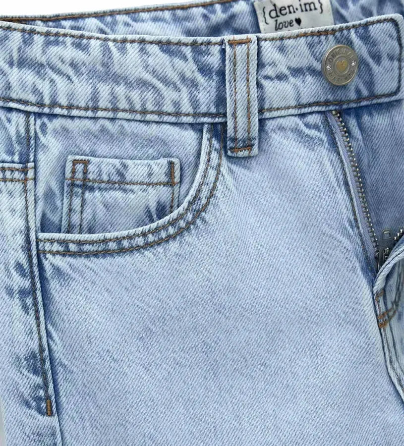 Κοντινό πλάνο στο αποσπώμενο charm και το ρυθμιζόμενο λάστιχο της μέσης του παιδικού τζιν.