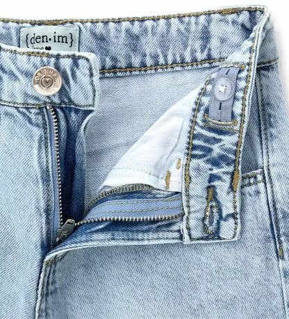 Λεπτομέρεια από την αφαιρούμενη studded ζώνη και το κούμπωμα του παιδικού τζιν.