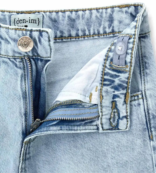 Λεπτομέρεια από την αφαιρούμενη studded ζώνη και το κούμπωμα του παιδικού τζιν.