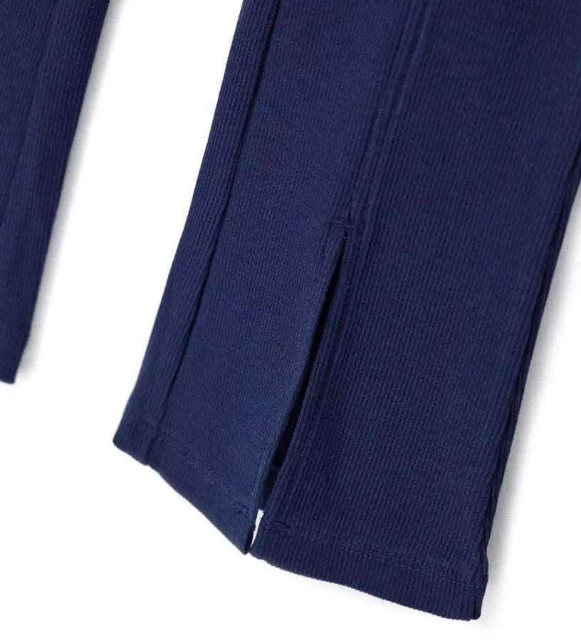 Κοντινό πλάνο στο άνοιγμα (σχίσιμο) στο τελείωμα του παιδικού flare κολάν Original Marines.