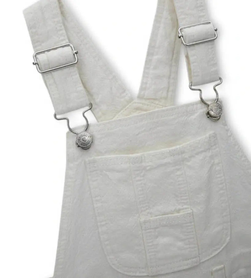 Λεπτομέρεια από την patch τσέπη στο στήθος και τα μεταλλικά κουμπιά της σαλοπέτας.