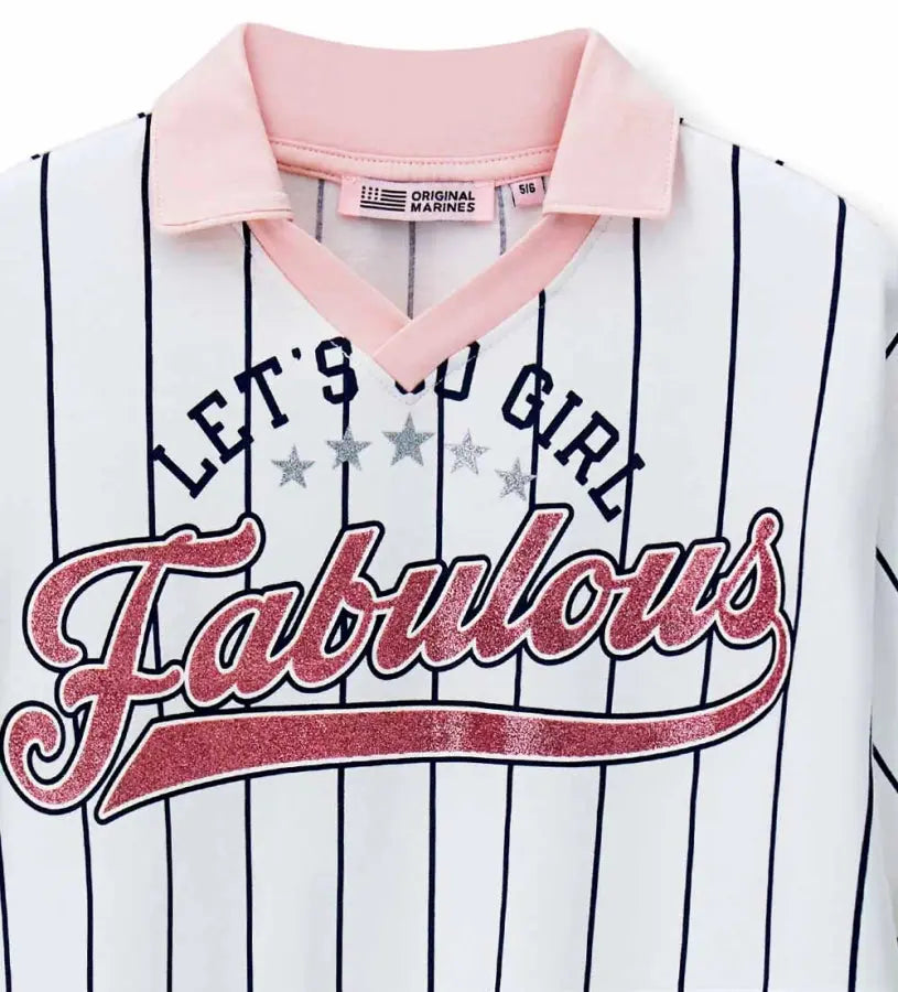 Λεπτομέρεια από το lettering στο μπροστινό μέρος του ριγέ κοριτσίστικου T-shirt.