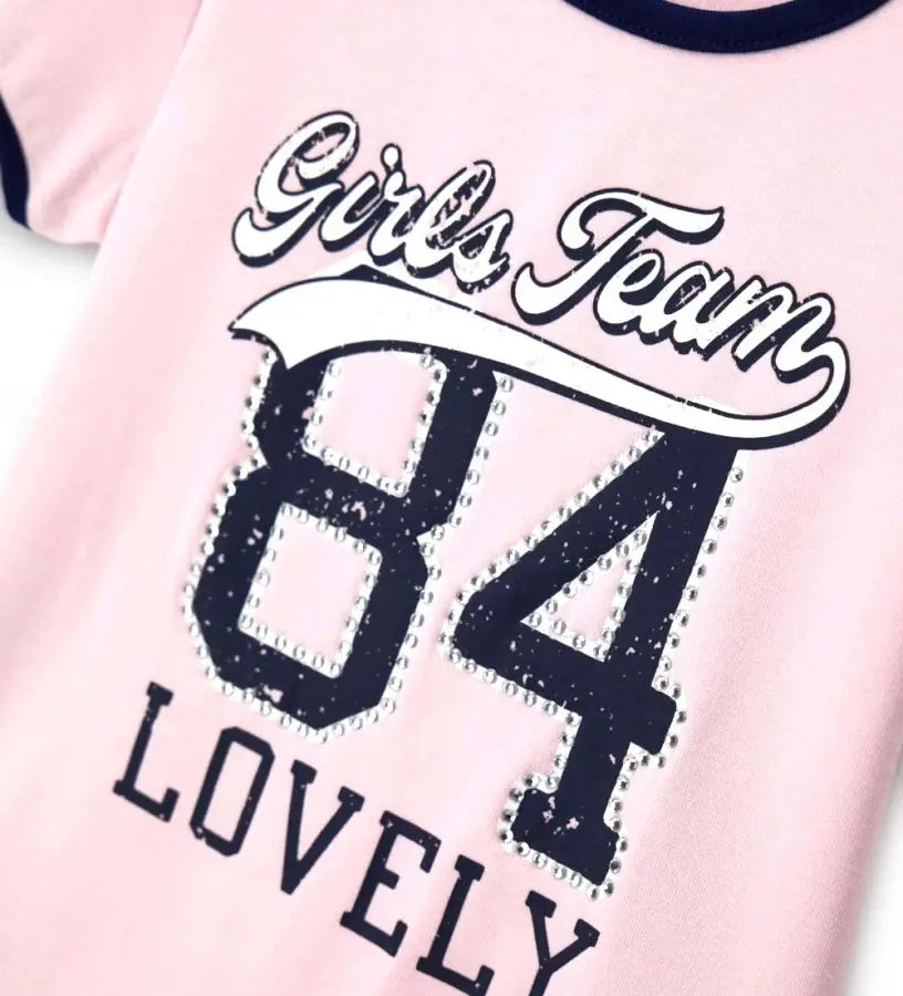 Λεπτομέρεια από τα στρασάκια και τα contrast τελειώματα της παιδικής μπλούζας.