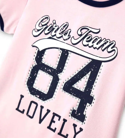 Λεπτομέρεια από τα στρασάκια και τα contrast τελειώματα της παιδικής μπλούζας.