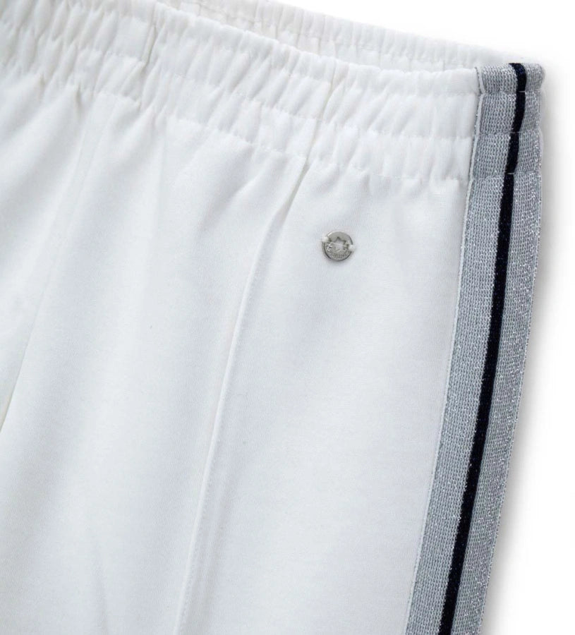 Λεπτομέρεια από το lurex piping στα πλάγια και την ελαστική μέση του κοριτσίστικου παντελονιού.