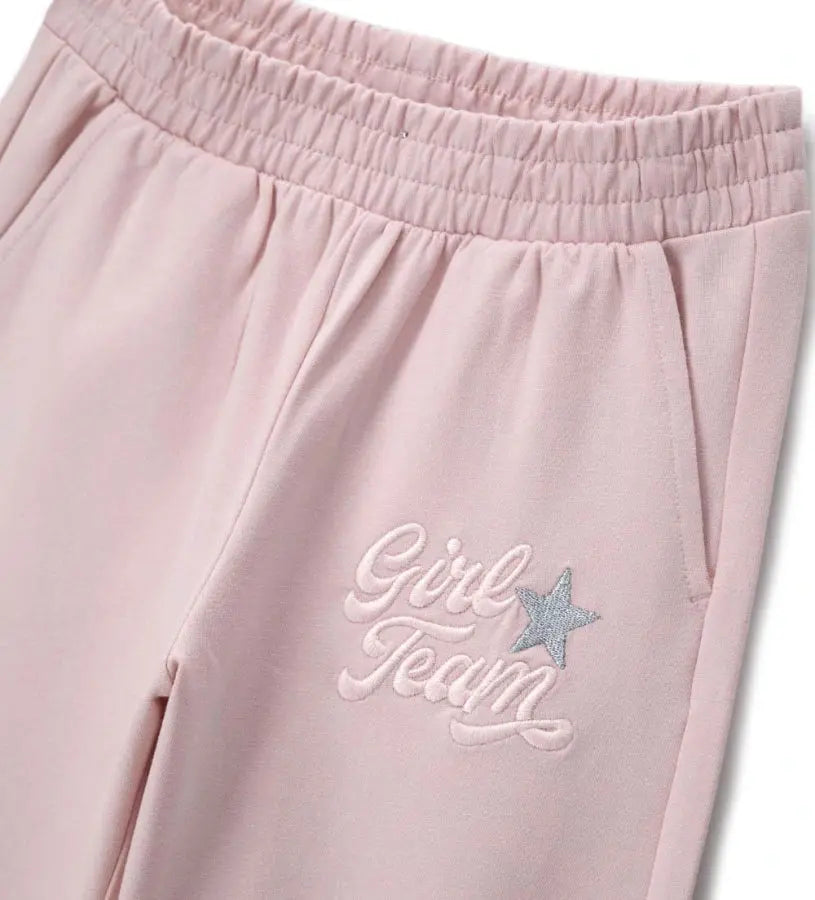 Λεπτομέρεια από το κεντημένο lettering και την τσέπη στο κοριτσίστικο jogger.