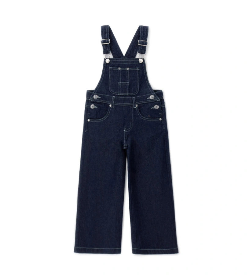 Μπροστινή όψη τζιν σαλοπέτας για κορίτσι με ρυθμιζόμενες τιράνες και τσέπη στο στήθος.