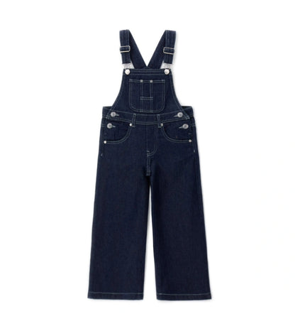 Μπροστινή όψη τζιν σαλοπέτας για κορίτσι με ρυθμιζόμενες τιράνες και τσέπη στο στήθος.