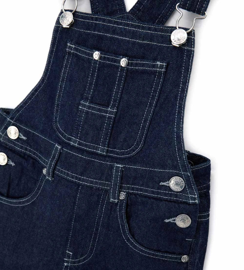 Λεπτομέρεια από τα μεταλλικά κουμπιά και τις ραφές στο πλάι της βαμβακερής σαλοπέτας.